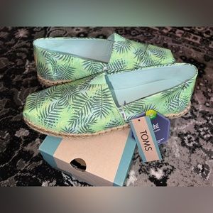 TOMS NWT LE “Soft Blue Summer Palms Print” Alpargata Rope Espadrilles size 9.5